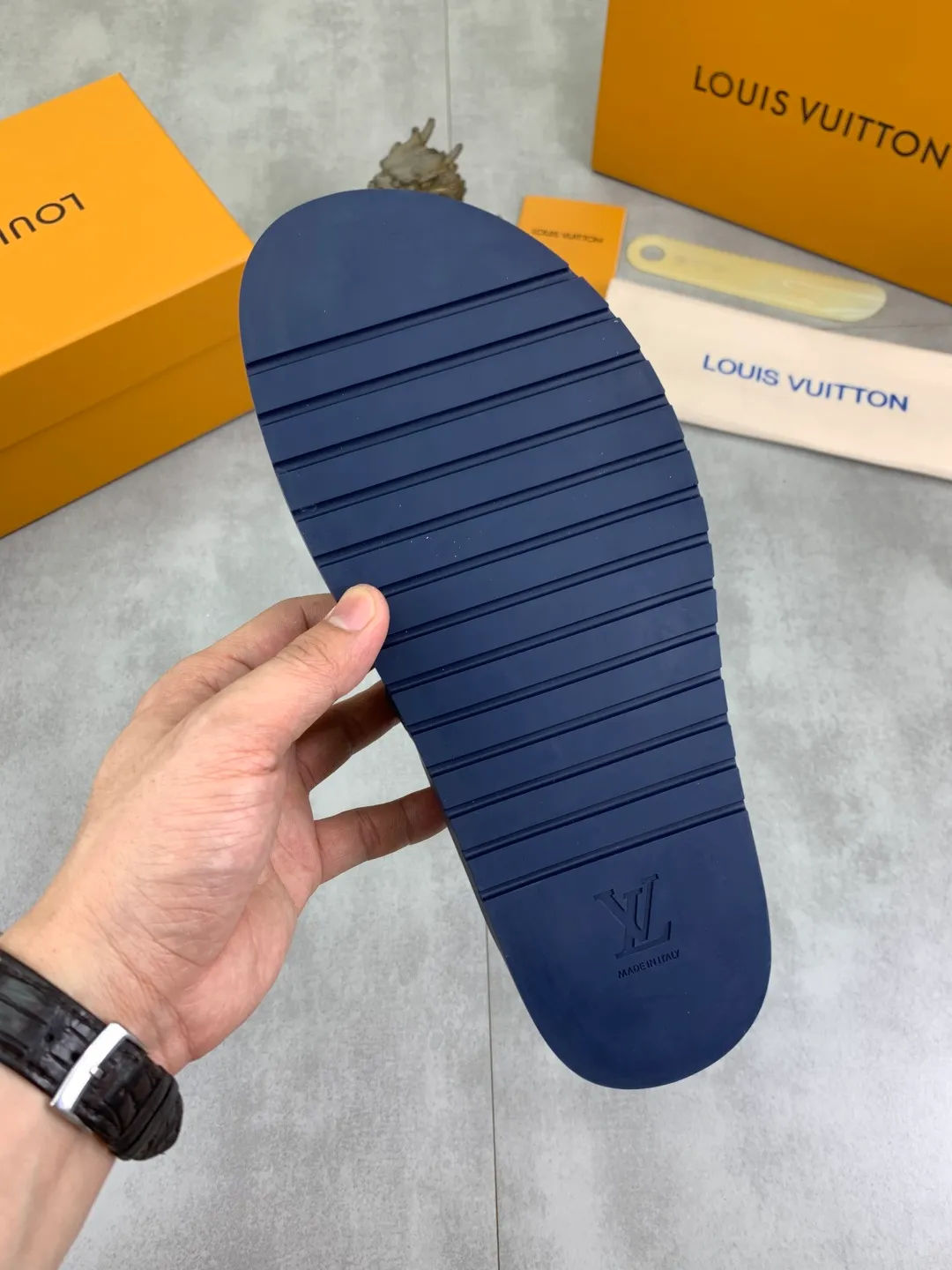 Men's shoes 💰P300💰【New style】🆘 Original quality 【LOUIS VUITTON】The popular Louis Vuitton LV men's slippers on the official website are on sale simultaneously! Original fabric imported from Italy, original factory special supply, code number: 38-44 (45 customized), many colors available